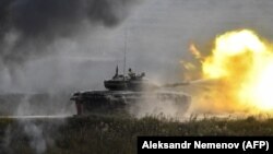 T-90 հրասայլն արկ է արձակում զորավարժությունների ընթացքում, արխիվ, Կուբինկայի հրաձգարան, Մոսկվայի մարզ, 22 օգոստոսի, 2017թ. 