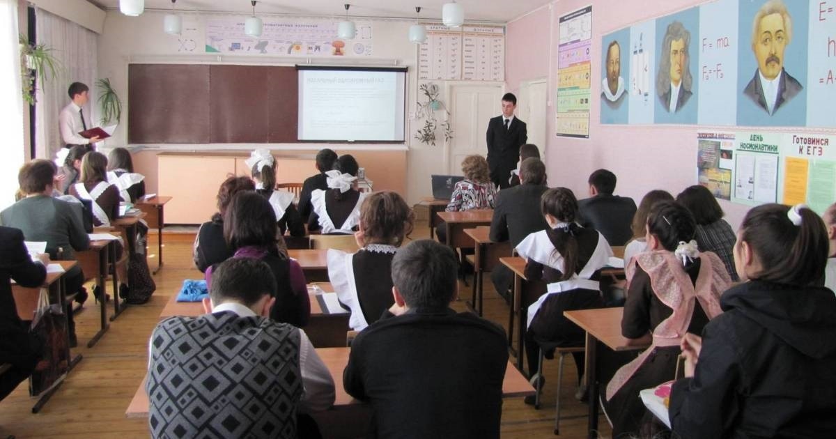 Артқы жағындағы орындықтағы порно