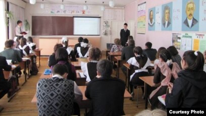 Және олар ит стилін бұзады Артқы жағынан жалаңаш қарау