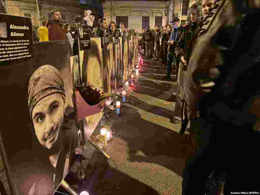 Panouri cu chipurile celor 65 de oameni morți la Colectiv au fost expuse în fața clubului în care au murit în urmă cu un deceniu.Aproximativ 400 de oameni participau la un concert de muzică rock, susținut de trupa Goodbye to Gravity.În 2025, zece supraviețuitori ai incendiului și singurul din formație care a supraviețuit, solistul Andrei Găluț, au lansat un videoclip dedicat victimelor.