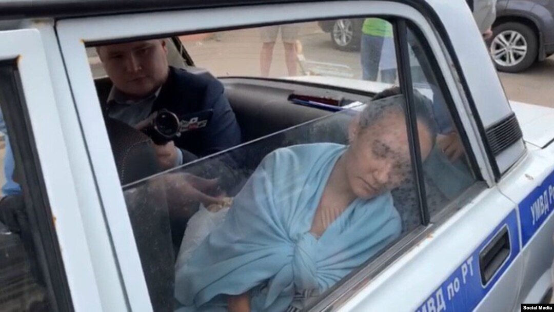 Гульназ Равилова сегодня во время ее доставления в отдел полиции "Промышленный" 