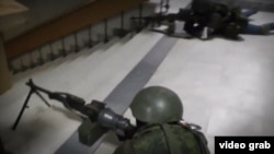 Российские военные без опознавательных знаков в парламенте Крыма, Симферополь, ночь с 26 на 27 февраля 2014 года