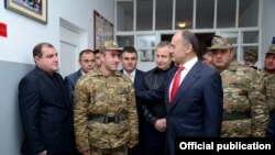 Սեյրան Օհանյանը զորամասերից մեկում, արխիվ