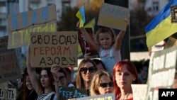  Роднини и другари на украински военнопленници от 