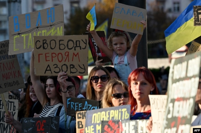 Familjarët dhe miqtë e të burgosurve ukrainas të luftës të Brigadës Azov dhe njësiteve tjera më të vogla, shihen duke marrë pjesë në një marsh në Kiev, më 8 shtator 2024, duke bërë thirrje për këmbimin e tyre me të burgosurit rusë.