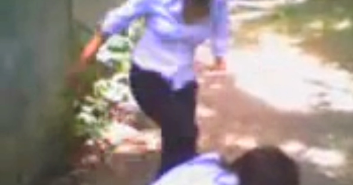 Ол ұйықтап жатқан ағасын сорды.