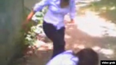 жалаңаш юбкасын артқа тартты