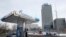 Az orosz Gazprom Neft benzinkútja és székháza Moszkvában