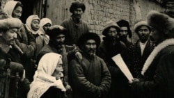 Айылдык актив колхозчуларга согуштан келген каттарды окуп берүүдө.&nbsp;​ (Мамлекеттик тарых музейинен алынган сүрөт)