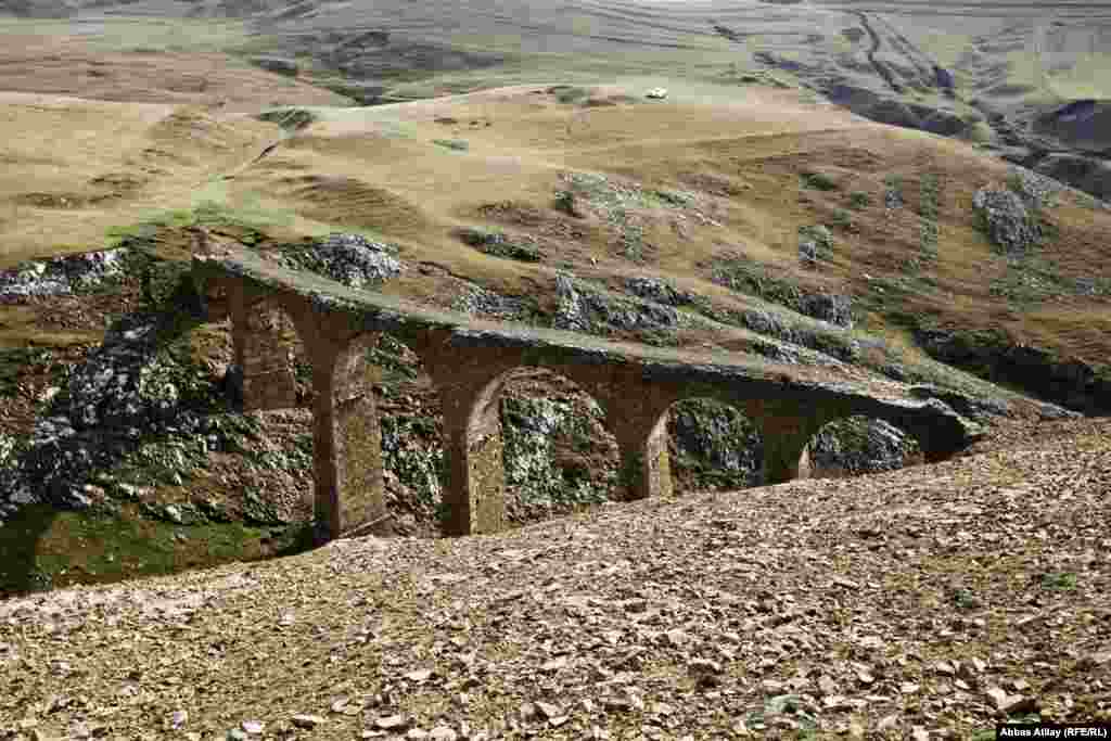 Gədəbəydə rayon mərkəzindən Miskinli kəndi istiqamətdə Düzyur kəndi yaxınlığında əsas yoldan sağ istiqamətdə təqribən bir km uzaqlıqda belə körpüləri görmək mümkündür.