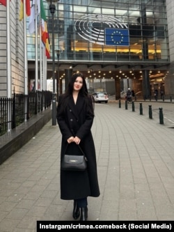 Лія Газі біля будівлі Європейського парламенту в Брюсселі, Бельгія