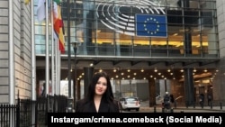 Лия Гази возле здания Европейского парламента в Брюсселе, Бельгия