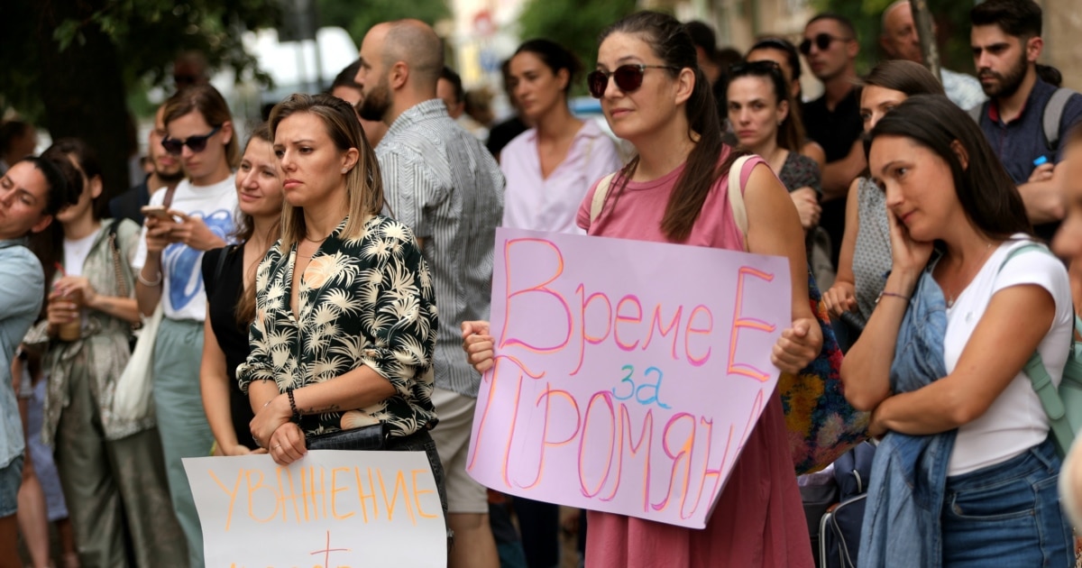 Протест и контрапротест се проведоха пред болница Майчин дом в