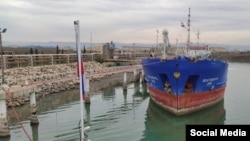 Əmirabad limanında "dost" İran bayrağı qaldırılmış "Volqoneft-256" tankeri.