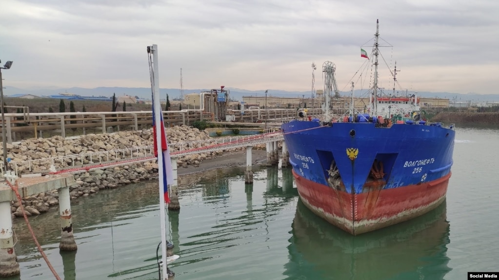 Танкер "Волгонефть-256" с поднятым "дружественным" иранским флагом в порту Амирабад, фото сделано с кормы другого российского судна класса "Волгонефть", танкера "Волга".