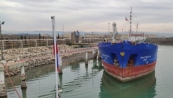 Танкер "Волгонефть-256" с поднятым "дружественным" иранским флагом в порту Амирабад, фото сделано с кормы другого российского судна класса "Волгонефть", танкера "Волга".