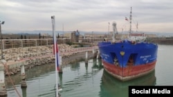 Танкер "Волгонефть-256" с поднятым "дружественным" иранским флагом в порту Амирабад, фото сделано с кормы другого российского судна класса "Волгонефть", танкера "Волга".