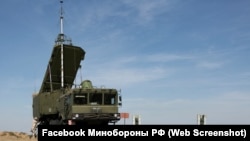 Многофункциональная РЛС 92Н6 из состава ЗРК С-400. Скриншот со страницы Facebook Минобороны РФ