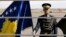 Un militar din garda de onoare a Kosovo, așteptând musafiri de rang înalt pe aeroportul din Priștina