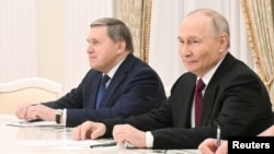Лидер РФ Владимир Путин и его помощник Юрий Ушаков во время встречи со специальным посланником США Стивом Виткоффом и зятем Трампа Джаредом Кушнером в Москве. РФ, 2 декабря 2025 года