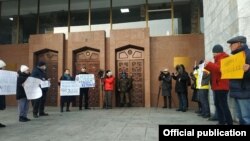 Парламент ғимараты алдында жаңа Конституция жобасына наразылық танытып тұрған белсенділер. Бішкек, 9 желтоқсан 2020 жыл. 