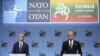 Генеральны сакратар NATO Енс Столтэнберг (зьлева) і прэзыдэнт Літвы Гітанас Наўседа выступаюць на сумеснай прэс-канфэрэнцыі перад самітам NATO ў Вільні, 10 ліпеня 2023