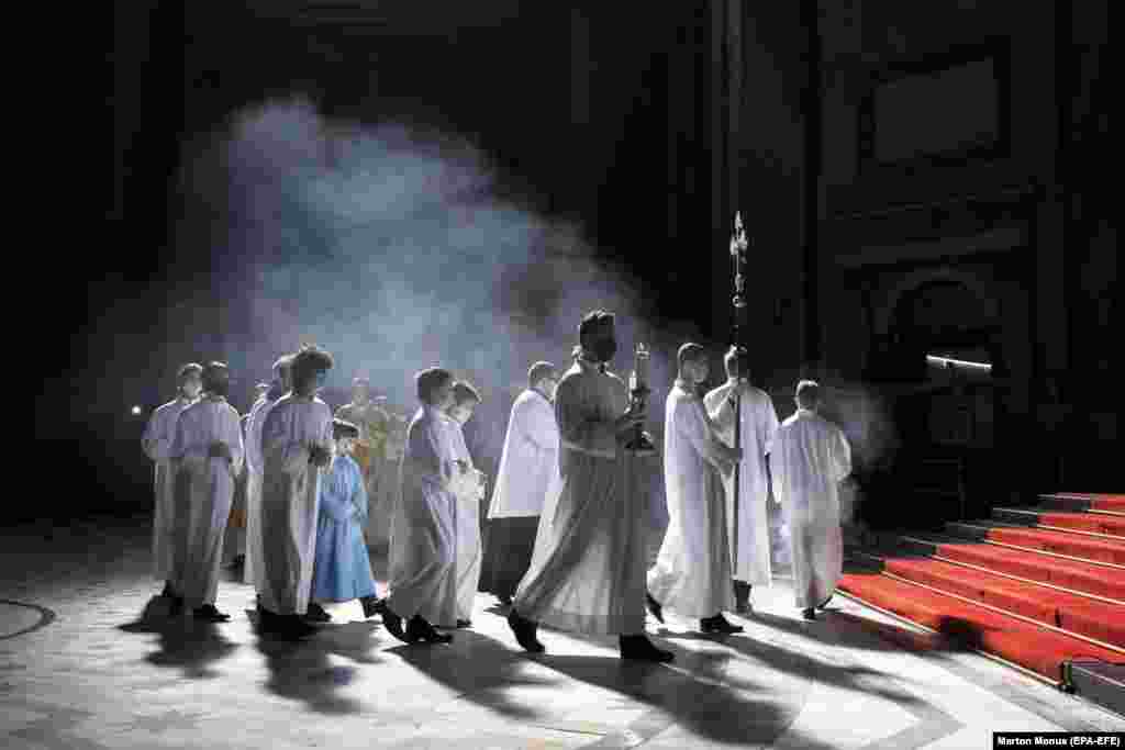 Clergyman and officiants arrive for Easter Mass in the Hungarian city of Esztergom. (epa-EFE/Marton Monus)