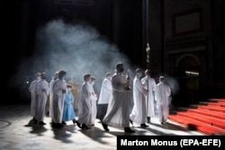 Húsvétvasárnapi misére érkező ministránsok az esztergomi bazilikában 2021. április 4-én