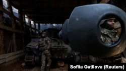 Військовослужбовці 28-ї ОМБр ЗСУ біля самохідної гаубиці М109 поблизу Костянтинівки, Донецька область, 19 грудня 2025 року