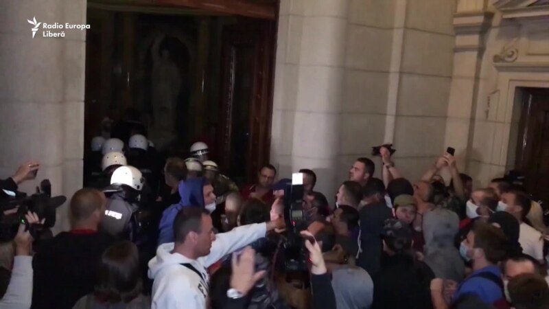 Președintele Serbiei, forțat de proteste, amână impunerea de noi restricții sanitare