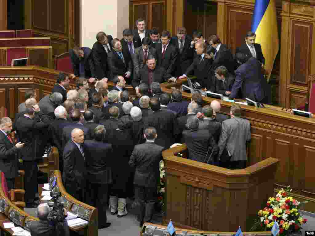 Ukraine -- Deputies of the Party of Regions block the rostrum at the Ukrainian Parliament, 03Feb2009 - Депутаты Партии регионов блокируют работу Верховной Рады Украины