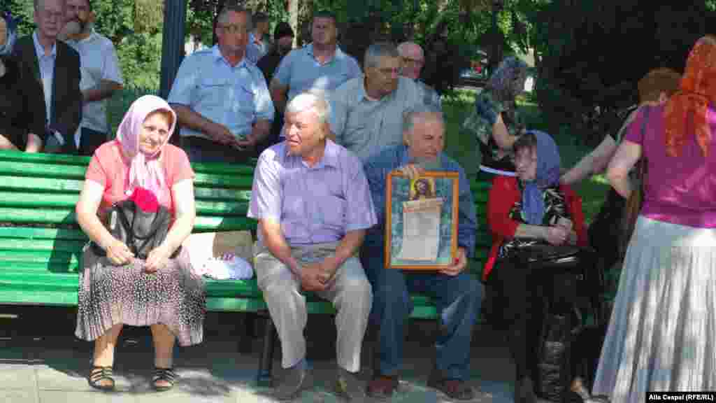 Preoți și enoriași în scuarul Catedralei Metropolitane