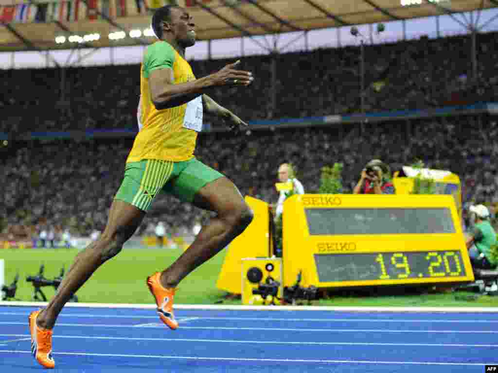 Da li je to avion? - Nemačka - Usain Bolt posle prošlonedeljnog obaranja svetskog rekorda i osvajanje zlata na Svetskom prvenstvu u atletici u Berlinu, 20. avgusta je oborio još jedan rekord i osvojio još jednu zlatnu medalju. U finalnoj trci na 200 metara postavio je novi svetski rekord pretrčavši ovu razdaljinu za 19,19 sekundi.