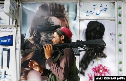 Мастурбация жасайтын әйелдердің суреттері Догги стиліндегі сымбатты қыздың порносы