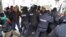 Полицията отблъсква протестиращите, които щурмуват входа на регионалното министерство в София