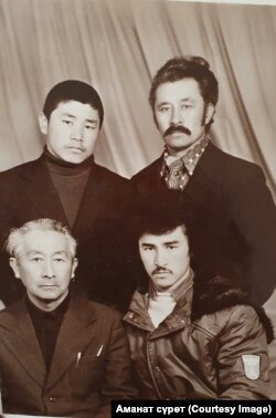 Солдон оңго биринчиси – Бейше Ниязалиев, үстүңкү катардагы экинчиси – Кубатбек Ниязалиев уулдары – Рашид, Руслан менен 1980-жыл.