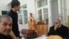 Мухаммад Бекжан (справа) после освобождения из колонии в Зарафшане, 22 февраля 2017 года.