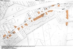 Ezt a földhivatali ingatlan-nyilvántartási térképet használják a kormányhivatalok és a Magyar Államkincstár is. A Kauzsay-tanyán a Jókai és a Mohos utcában narancssárgával jelöltük azokat a házakat, amelyek a nyilvántartás szerint a mai napig léteznek. Grafika: Németh Dóra - Szabad Európa