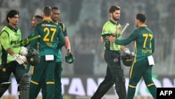 د پاکستان او جنوبي افریقا لوبغاړي تر سیالۍ وروسته یو بل ته لاسونه ورکوي - د نومبر څلورمې انځور.