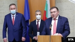 Лекарят Абдулах Заргар от Иран (в средата) получи българско гражданство. Наскоро той беше освободен от поста управител на болницата в Исперих заради липсата на български паспорт. След кампания в негова подкрепа, той получи гражданство.