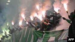 Tifozët izraelitë gjatë ndeshjes së Ligës së Konferencës midis Maccabi Haifa dhe Gent në Budapest, më 15 shkurt 2024.