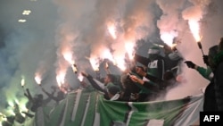 Suporterii echipei Maccabi Haifa, cunoscuți pentru că nu sunt exacți cuminți, la un meci din sezonul trecut al cupelor europene. 