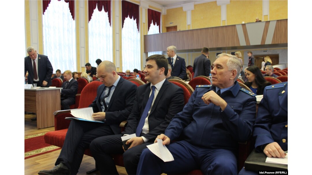 Михаил Данилов (в центре)