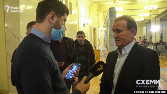 Віктор Медведчук спілкується з журналістом проєкту «Схеми» у Верховній Раді у 2020 році