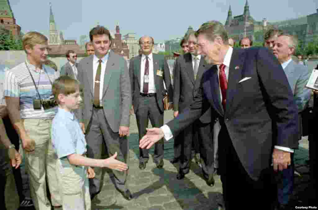 Rusija - Ronald Reagan sreo Vladimira Putina? - U petom mjesecu 1988.godine,američki predsjednik Ronald Reagan ¨spontano¨je u Moskvi sreo grupu Rusa na Crvenom Trgu. Medju njima je bio i tadašnji oficir KGB-a Vladimir Vladimirovič Putin.