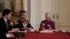 Frederik al X-lea al Danemarcei surâde mamei sale, Margrethe a II-a, care tocmai a terminat de semnat documentul prin care abdică, la castelul Christiansborg, din Copenhaga. (Foto: Claus Rasmussen / Ritzau Scanpix / AFP) 