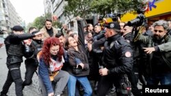 Sukobi policije i demonstranata tokom prvomajskog protesta u Istanbulu, Turska, 1. maj 2022.