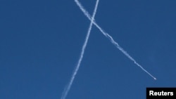 Încercări de interceptare a rachetelor și dronelor iraniene făcute de armata israeliană, văzute pe cerul Ierusalimului. 4 martie 2026.