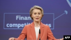 Ursula von der Leyen sajtótájékoztatót tart a bizottság székházában 2025. január 29-én