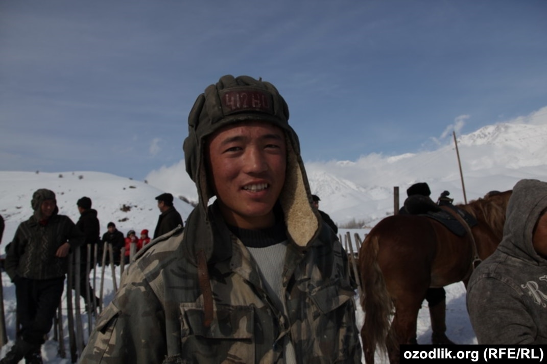 Men xotinimning kozlarini boglab, uni dostim uchun porno videoga korsatdim.